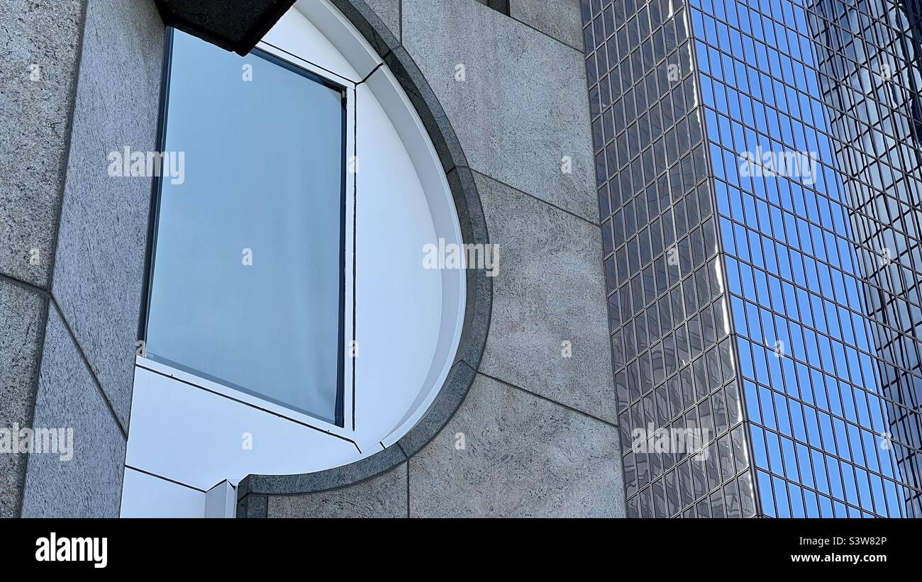 LOS ANGELES, CA, APR 2022 : détail abstrait des fenêtres gratte-ciel reflétant un ciel bleu et clair à California Plaza dans le quartier financier du centre-ville - Image de stock capturée avec un smartphone