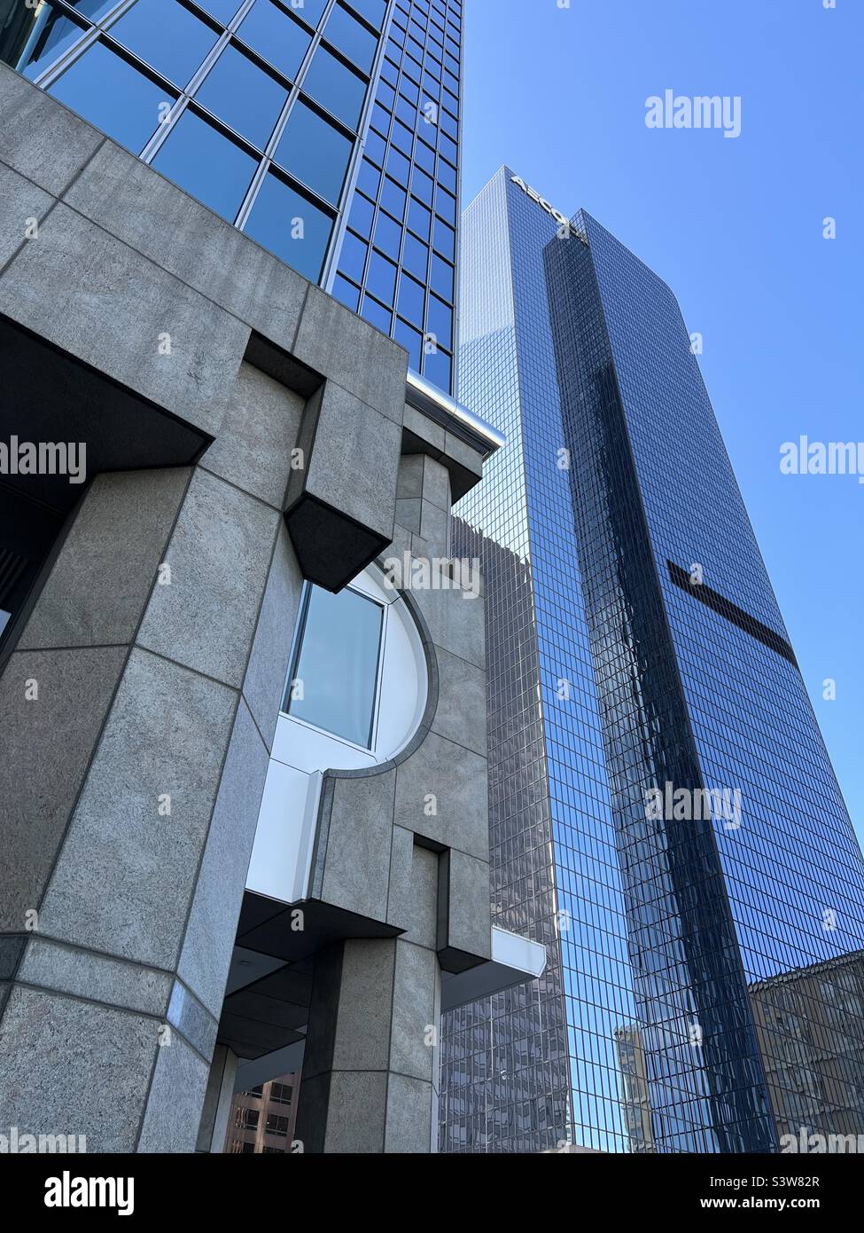 LOS ANGELES, CA, APR 2022 : vue sur le ciel bleu et les reflets dans les fenêtres gratte-ciel de California Plaza dans le quartier financier du centre-ville - Image de stock capturée avec un smartphone