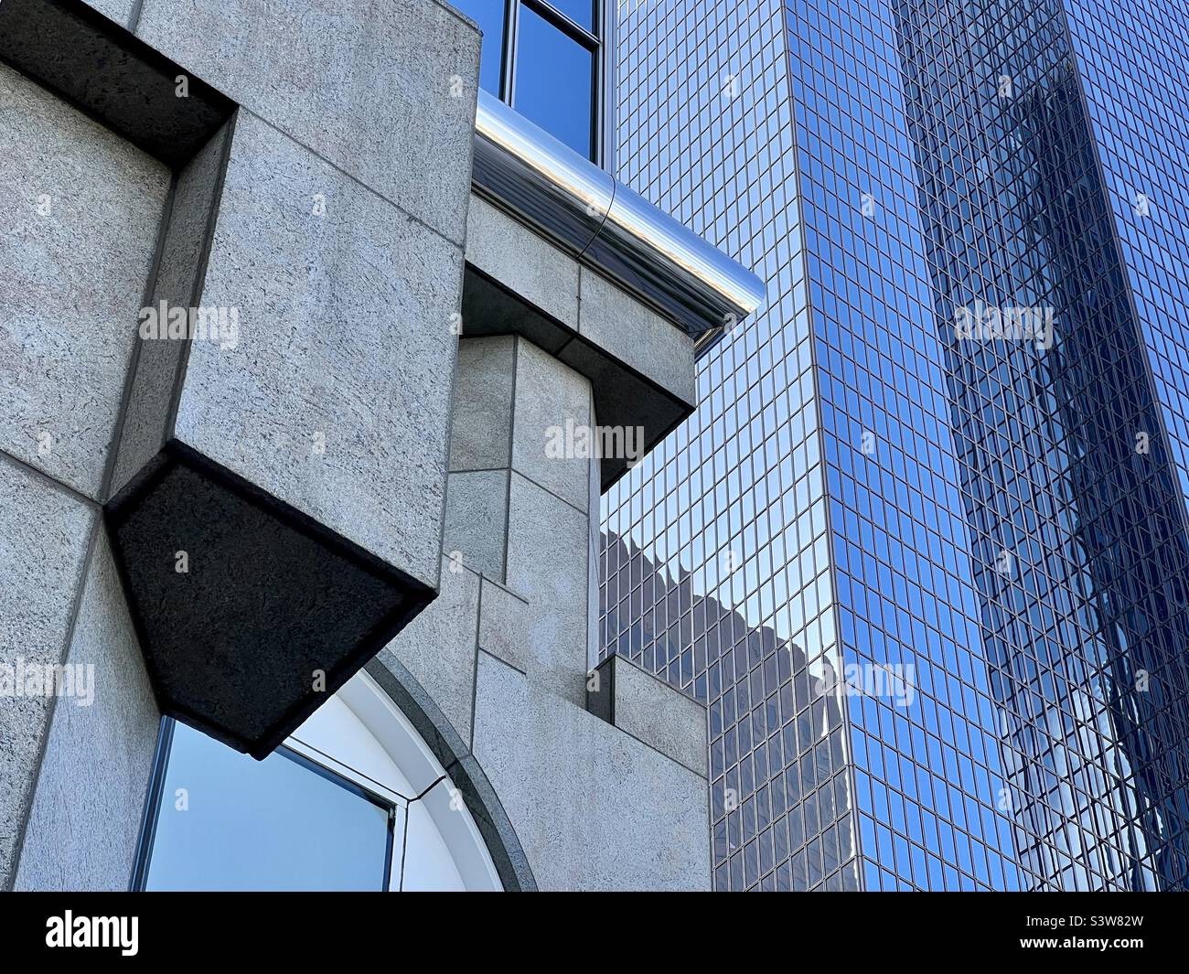LOS ANGELES, CA, APR 2022 : composition abstraite de fenêtres gratte-ciel reflétant un ciel bleu et clair à California Plaza dans le quartier financier du centre-ville - Image de stock capturée avec un smartphone