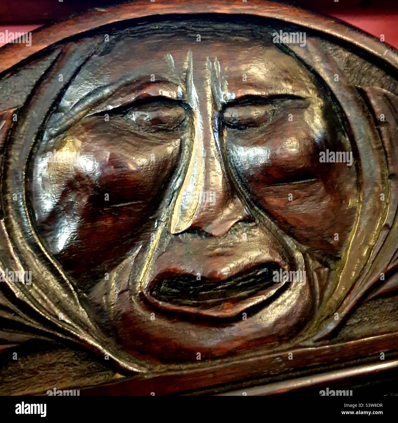 Sculpture en bois d'un visage Banque D'Images