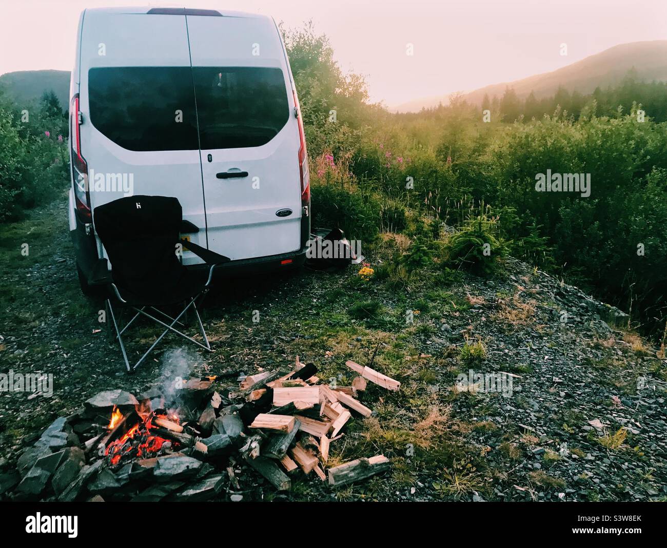 Camping sauvage dans le parc forestier de Galloway, Écosse - Image de stock capturée avec un smartphone