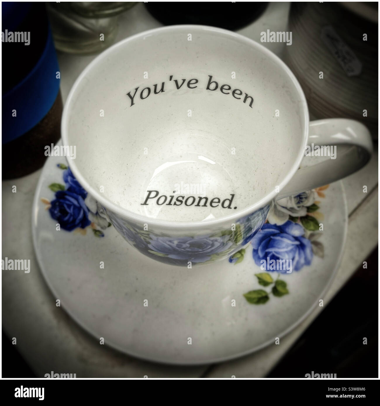 Un teacup avec une citation humoristique à l'intérieur Banque D'Images