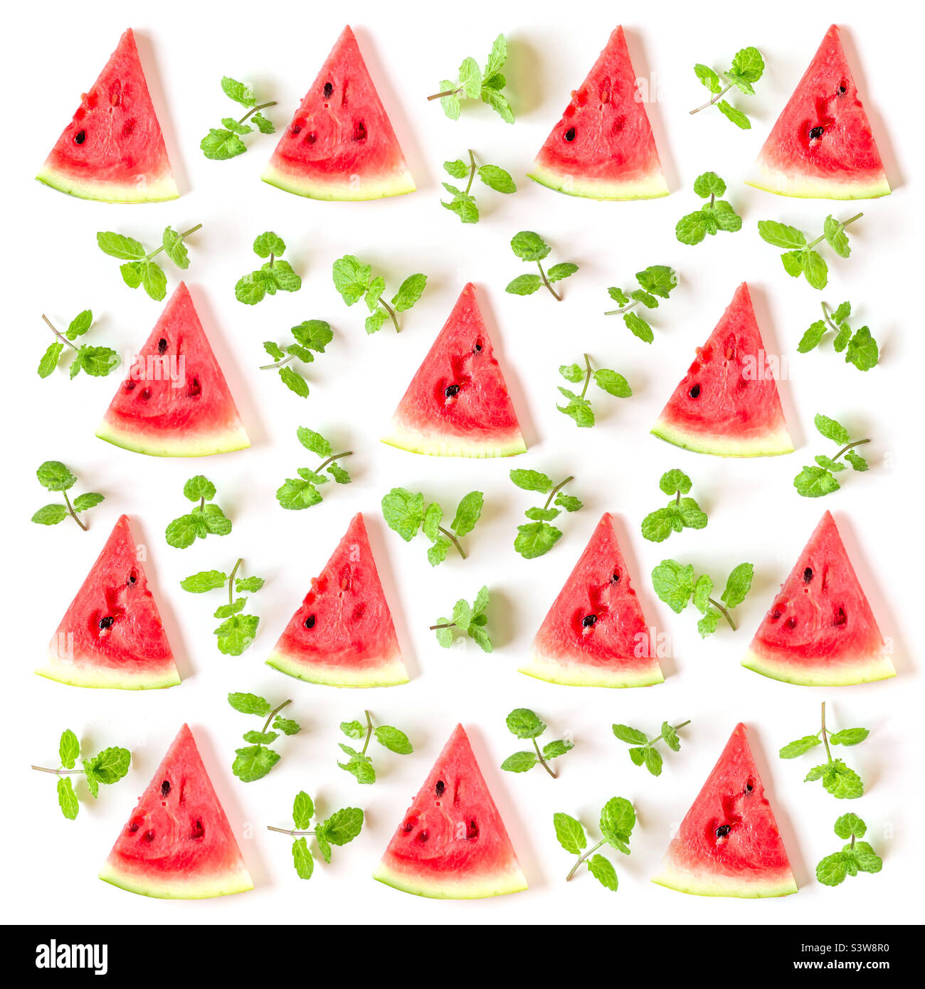 Tranches juteuses de pastèque fraîche avec des feuilles de menthe, vue de dessus plat dans un format carré - Image de stock capturée avec un smartphone
