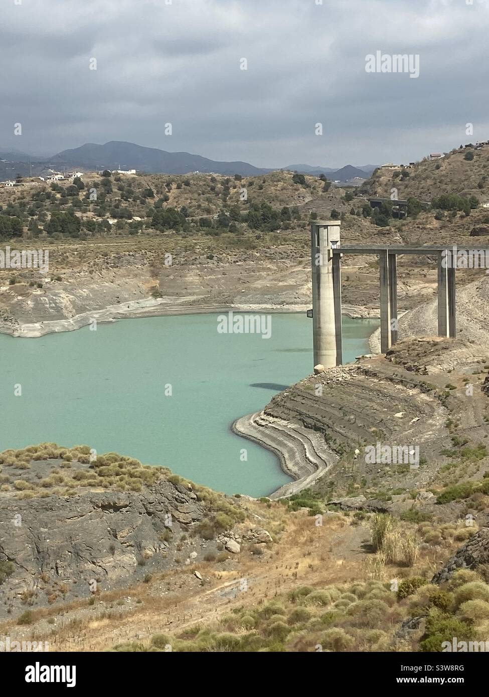 01/08/2022 Lac Vinuela près de Malaga, Espagne qui est seulement 12% plein d'eau en raison des conditions de sécheresse. Banque D'Images