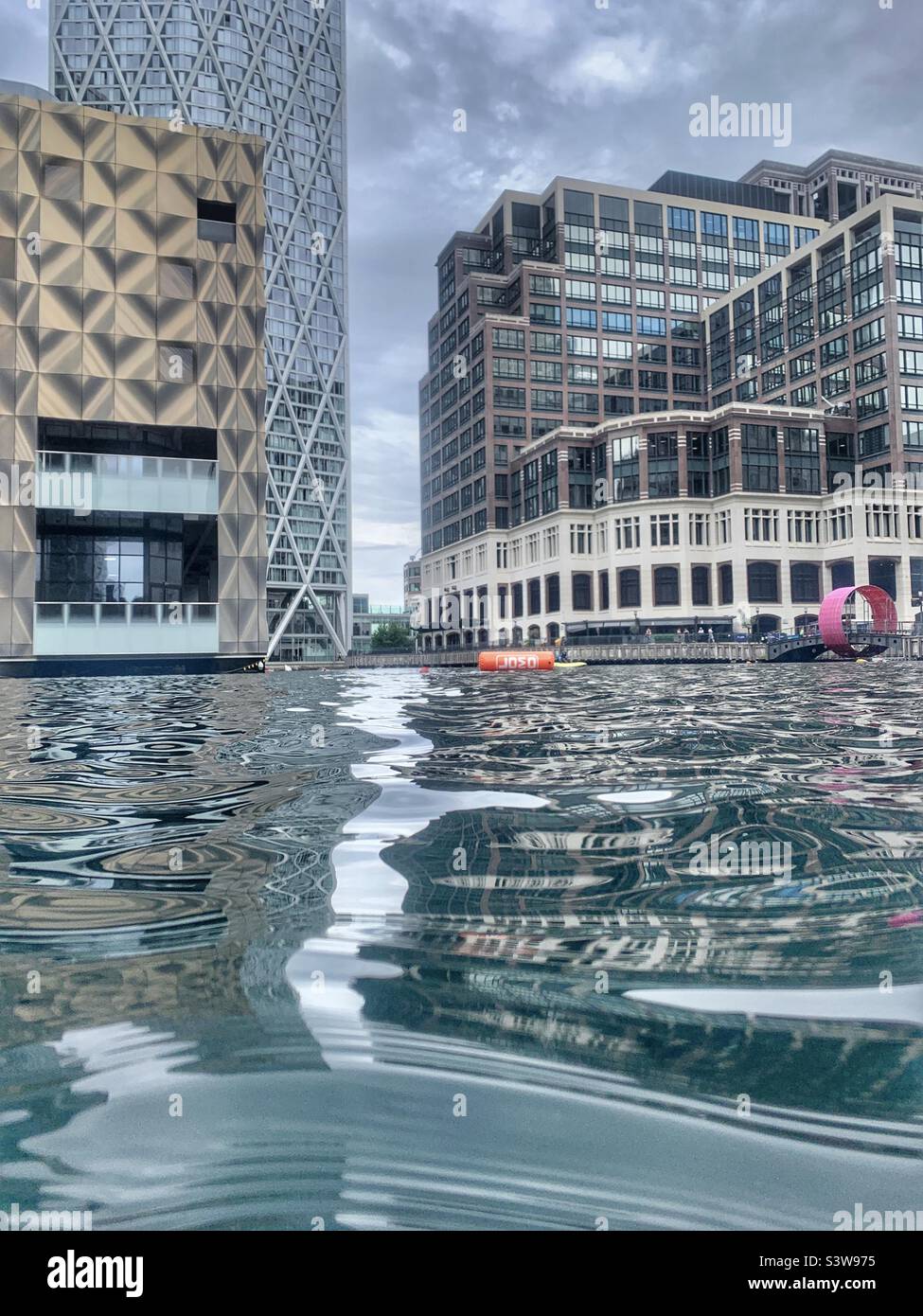 Natation en eau libre dans le Canary Wharf de Londres Banque D'Images