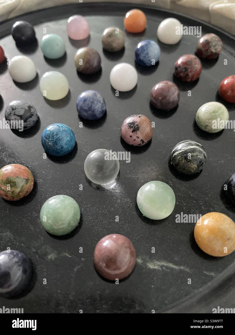 Une vue sur le dessus et sur le côté d'une pierre, marbre onyx pieced Chinese Checker plateau de jeu. - Image de stock capturée avec un smartphone