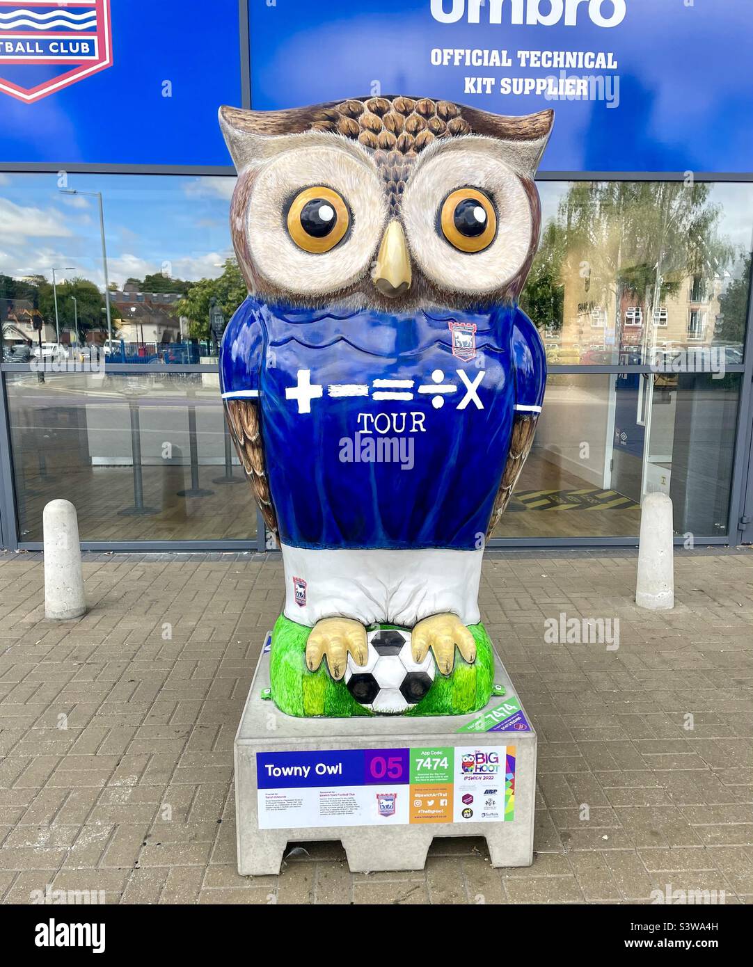 « Towny Owl » a été conçu pour le Big Hoot Ipswich 2022 comme une célébration de deux des plus grands noms dans le Suffolk et au-delà : le club de football Ipswich Town et Ed Sheeran. Banque D'Images