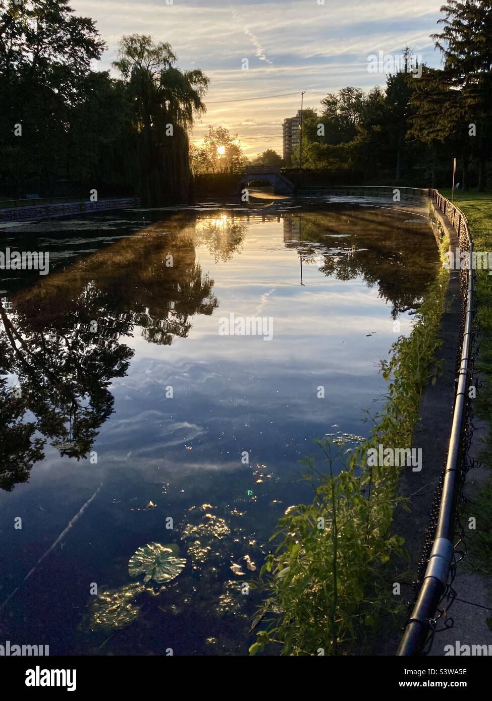 Un magnifique lever de soleil au-dessus du ruisseau Patterson qui fait partie du réseau de voies navigables du canal Rideau reconnu par l'UNESCO. Banque D'Images