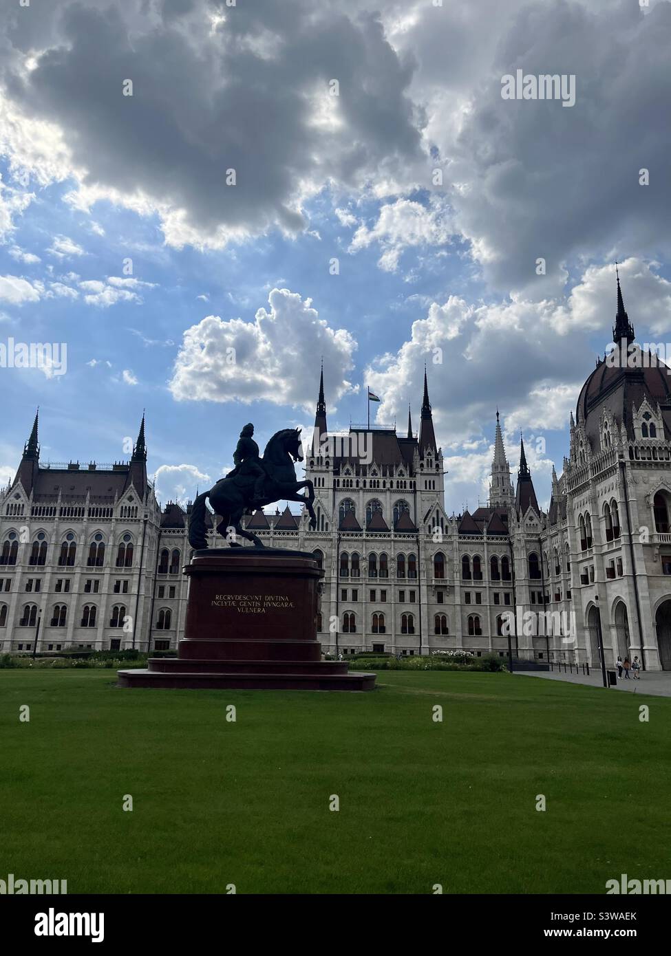Silhouette Statue de Ferenc Rakoczi II cheval à cheval devant le Parlement hongrois, Pest, Budapest avec des nuages Banque D'Images