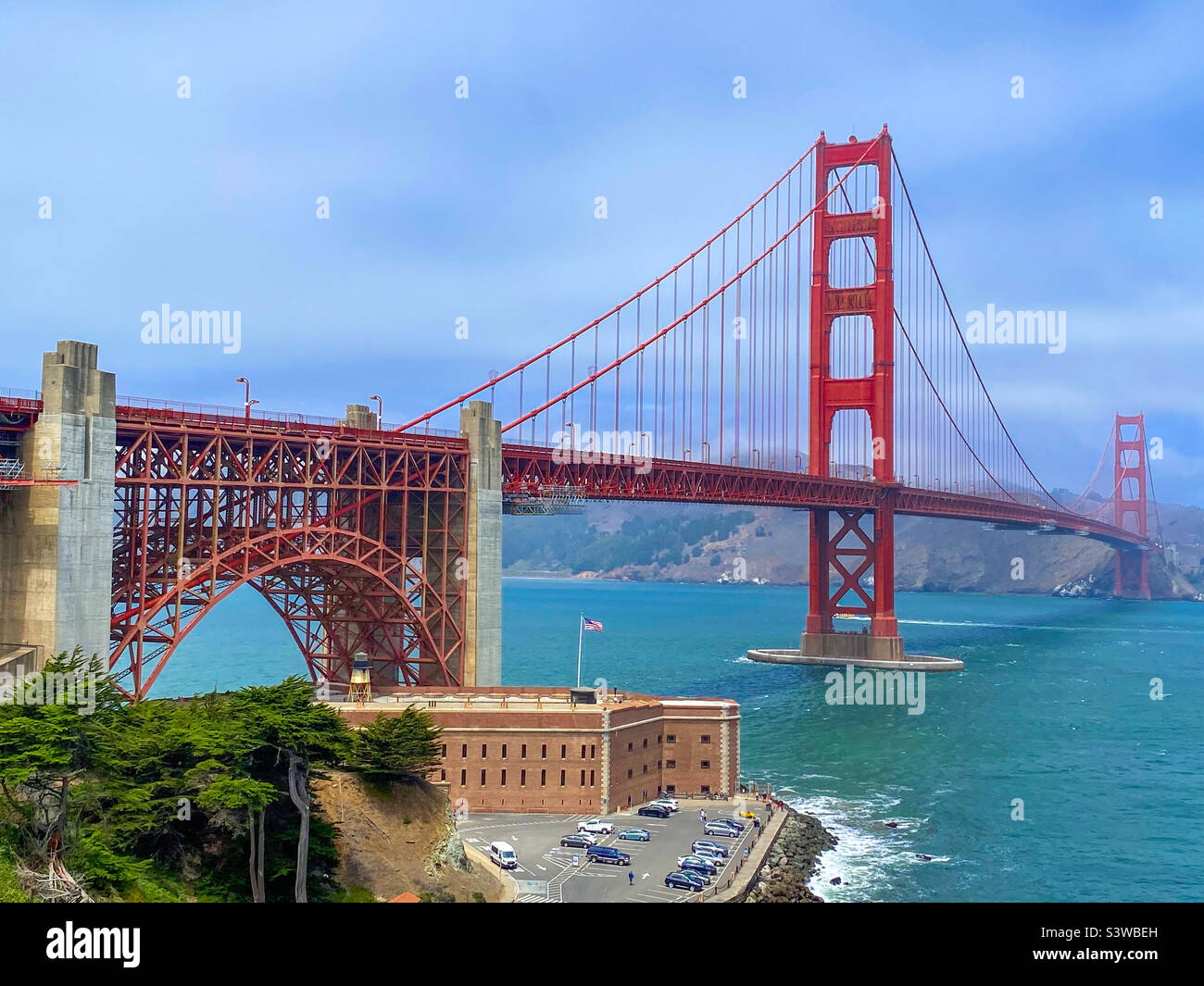 Le Golden Gate Bridge de San Francisco, Californie, États-Unis est un site touristique célèbre. - Image de stock capturée avec un smartphone