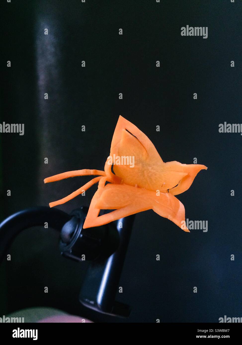 Carrot carving Banque de photographies et d'images à haute résolution -  Alamy