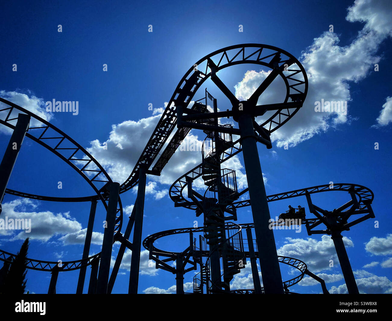 Deux personnes sur une promenade en montagnes russes apprécient les sensations fortes et les déversements lors d'une chaude journée d'été. Photo ©️ COLIN HOSKINS. - Image de stock capturée avec un smartphone