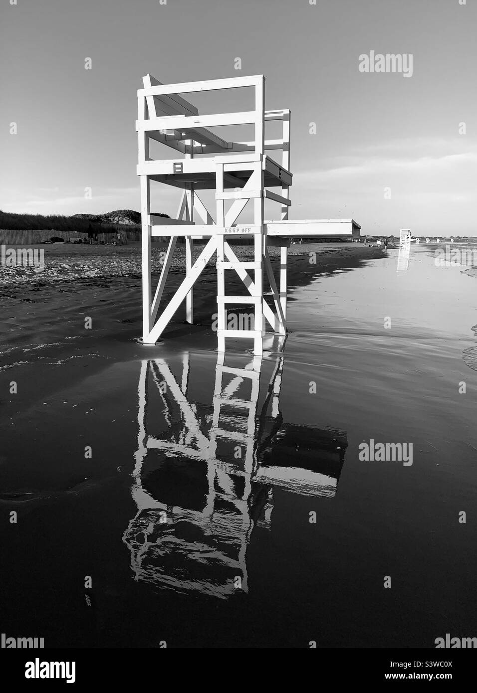 Chaise de maître-nageur et réflexion - Image de stock capturée avec un smartphone