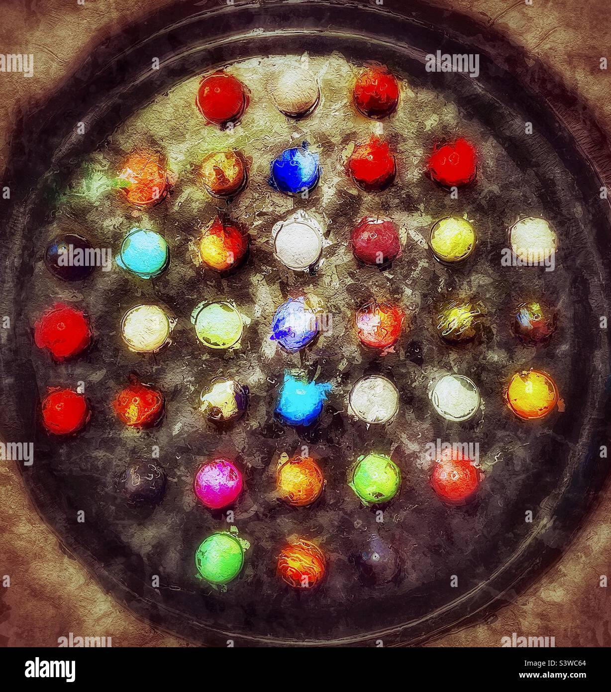 Vue de dessus d'une pierre haut de gamme et d'un damier chinois onyx. Les 37 pièces de jeu sont des pierres semi-précieuses polies de couleurs et de design variés. La texture de la peinture a été ajoutée numériquement. - Image de stock capturée avec un smartphone