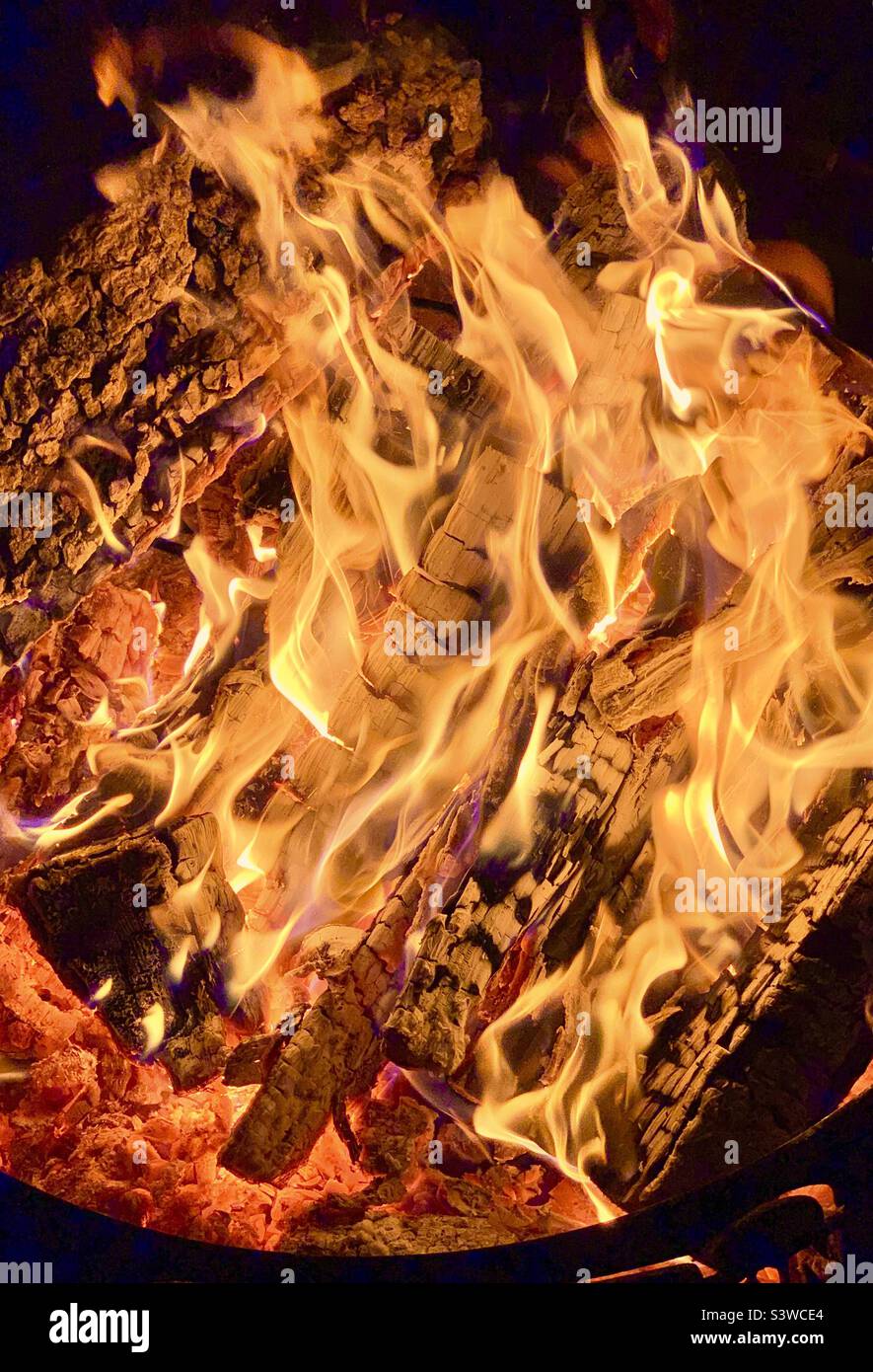 Flammes dans un foyer Banque D'Images