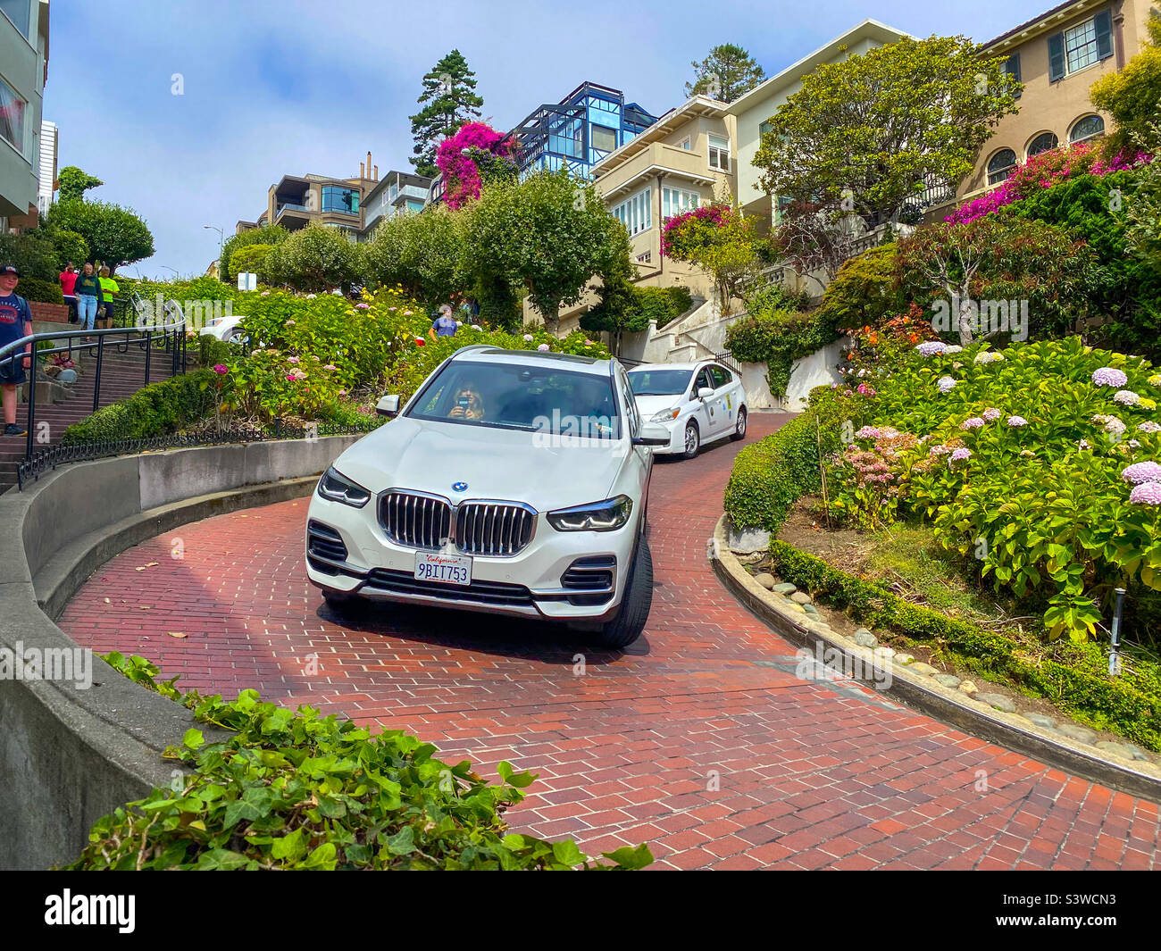 Voitures descendant Lombard Street à San Francisco, Californie. - Image de stock capturée avec un smartphone
