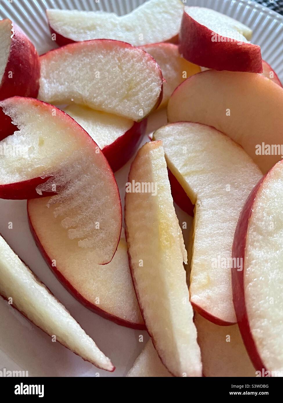Gros plan d'une pomme fraîche en tranches - Image de stock capturée avec un smartphone