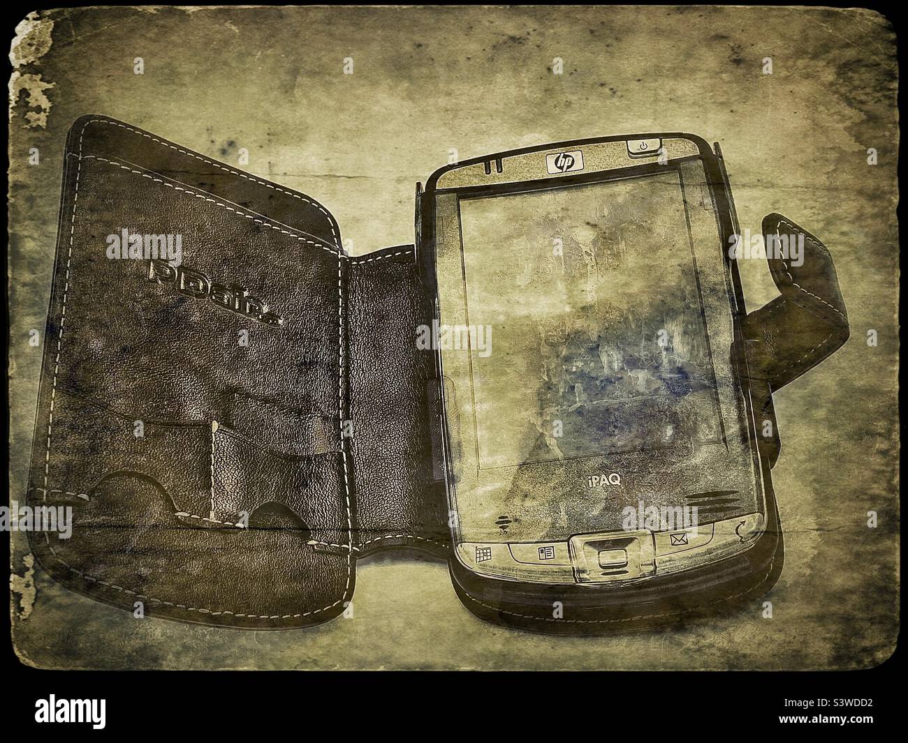 Un ancien PDA Hewlett-Packard (Personal Digital Assistant), un modèle IPAQ, qui a été remplacé par le smartphone. La photo a été numériquement « vieillie » pour représenter cette technologie ancienne et dépassée. - Image de stock capturée avec un smartphone