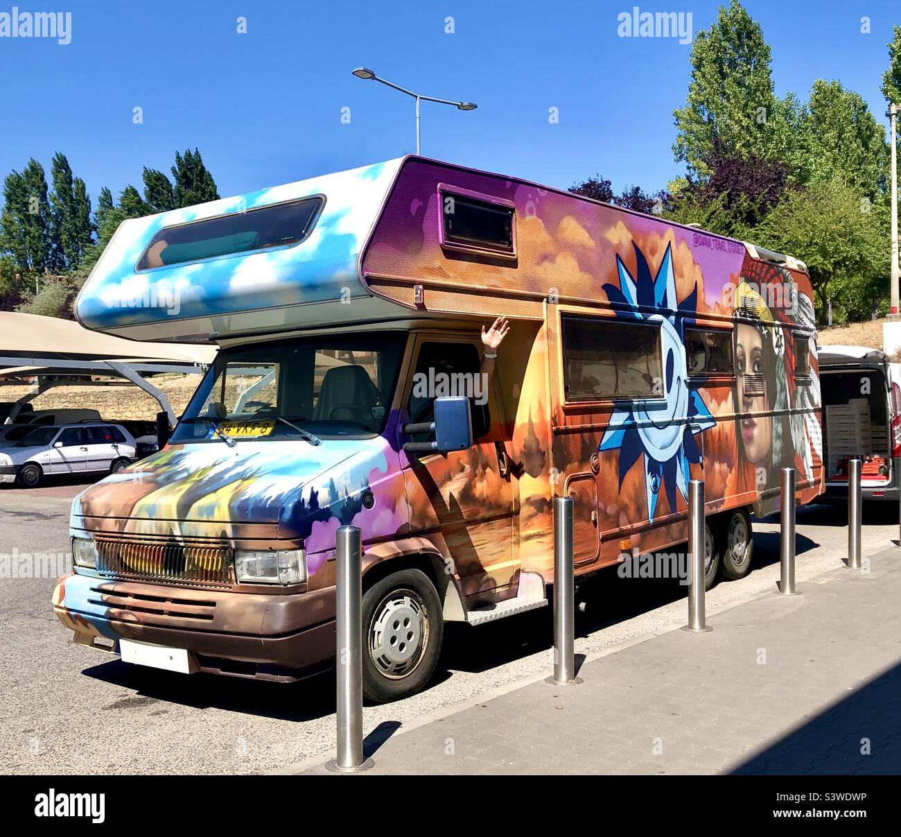 Grand camping-car décoré de peintures murales colorées - Image de stock capturée avec un smartphone