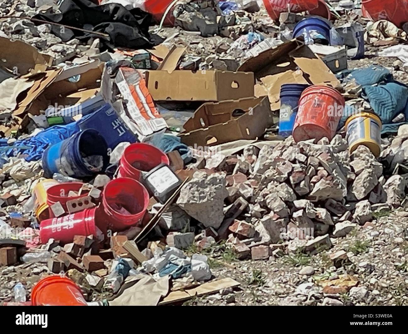 Un champ ouvert dans une zone industrielle de l'Utah, aux États-Unis, est apparemment utilisé comme terrain de déversement pour les entrepreneurs et autres ouvriers. Un zoom rapproché rend un résumé plutôt peu esthétique. Banque D'Images