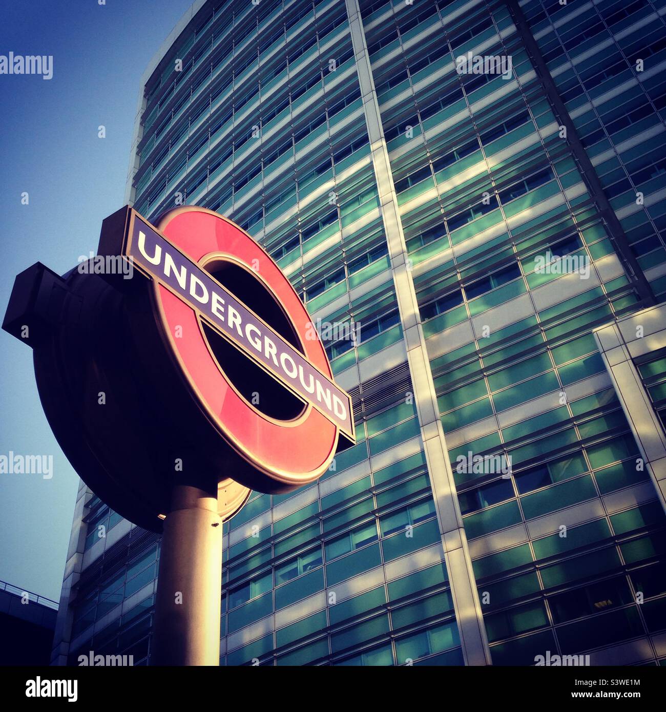 London Underground Roundel at Euston Road, Camden, Londres, NW1, Angleterre, ROYAUME-UNI Banque D'Images