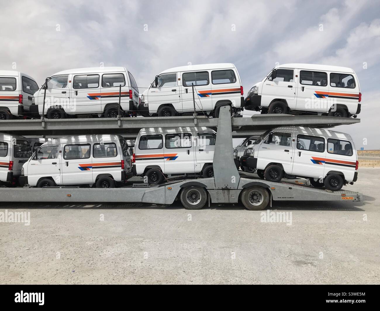 Ouzbékistan tout neuf Chevrolet Dambas mini fourgonnettes en route de l'usine en Ouzbékistan - Image de stock capturée avec un smartphone