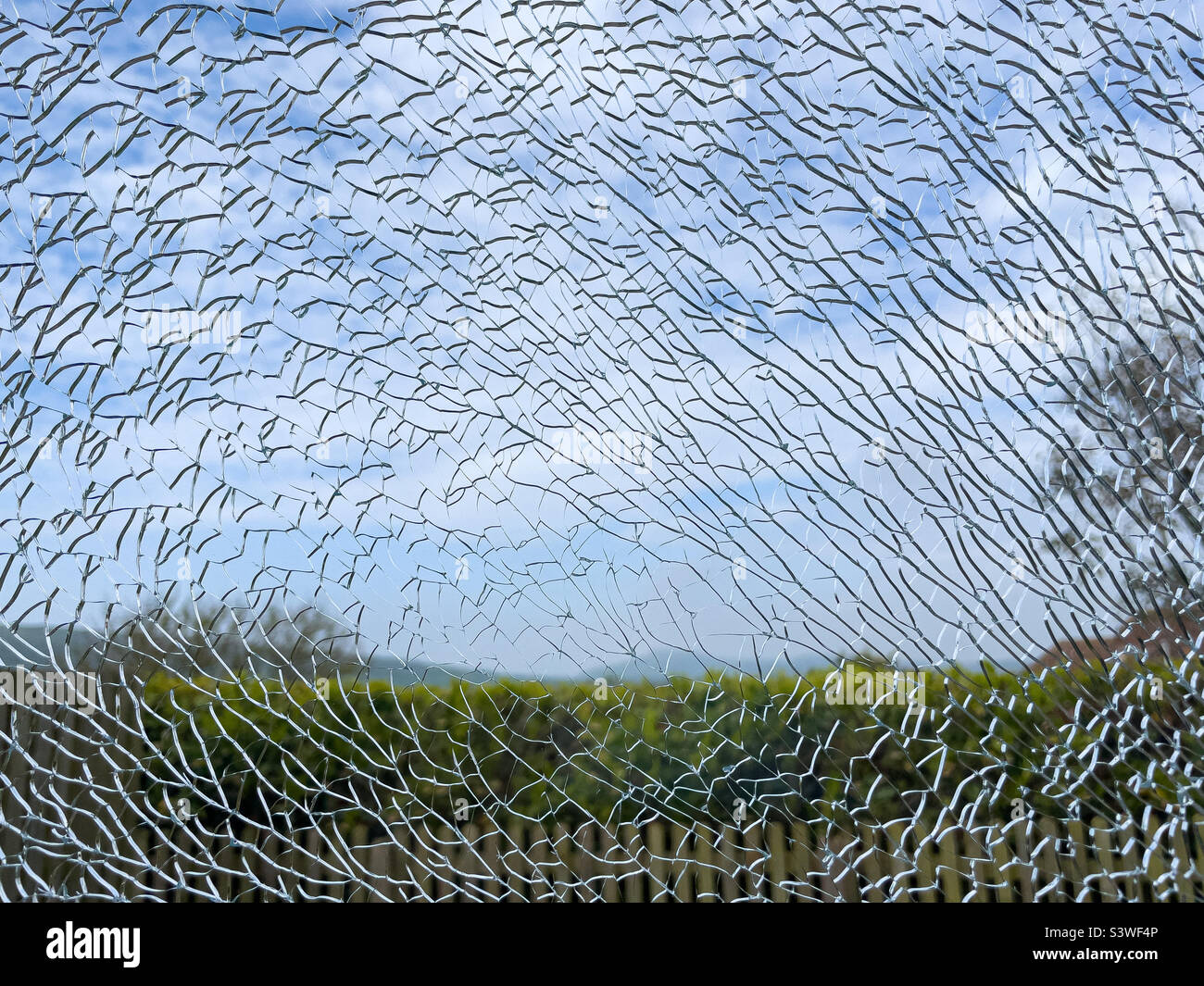 Fissures dans le double vitrage d'une pierre - Image de stock capturée avec un smartphone