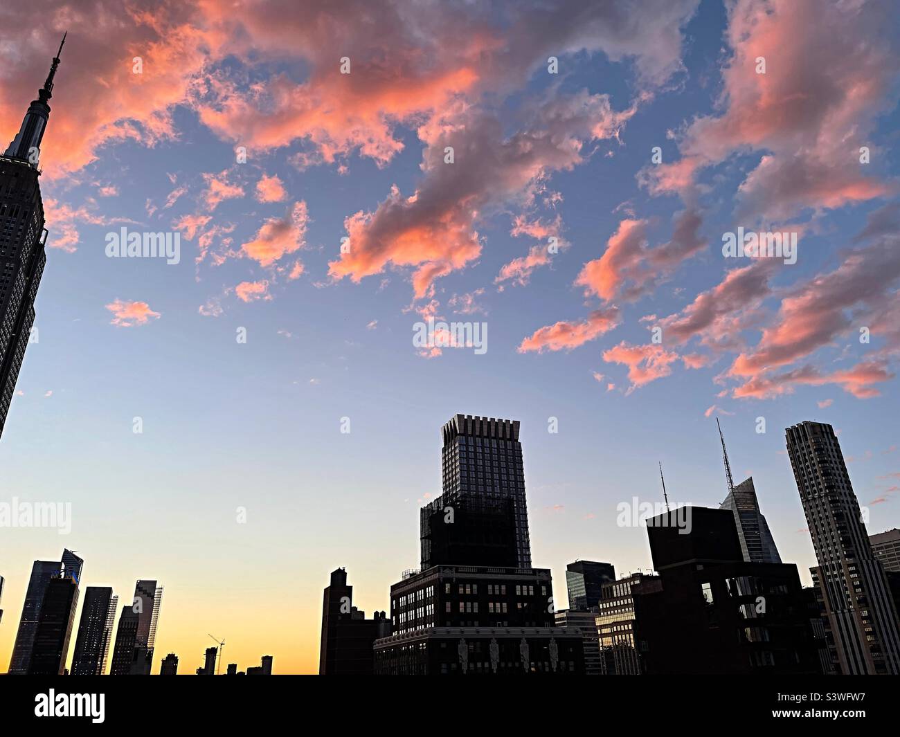 Nuages roses au coucher du soleil sur Midtown Manhattan, Empire State