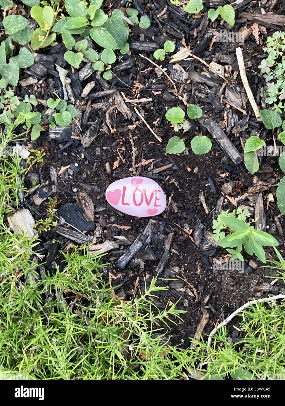Une pierre d'amour dans le jardin. Banque D'Images