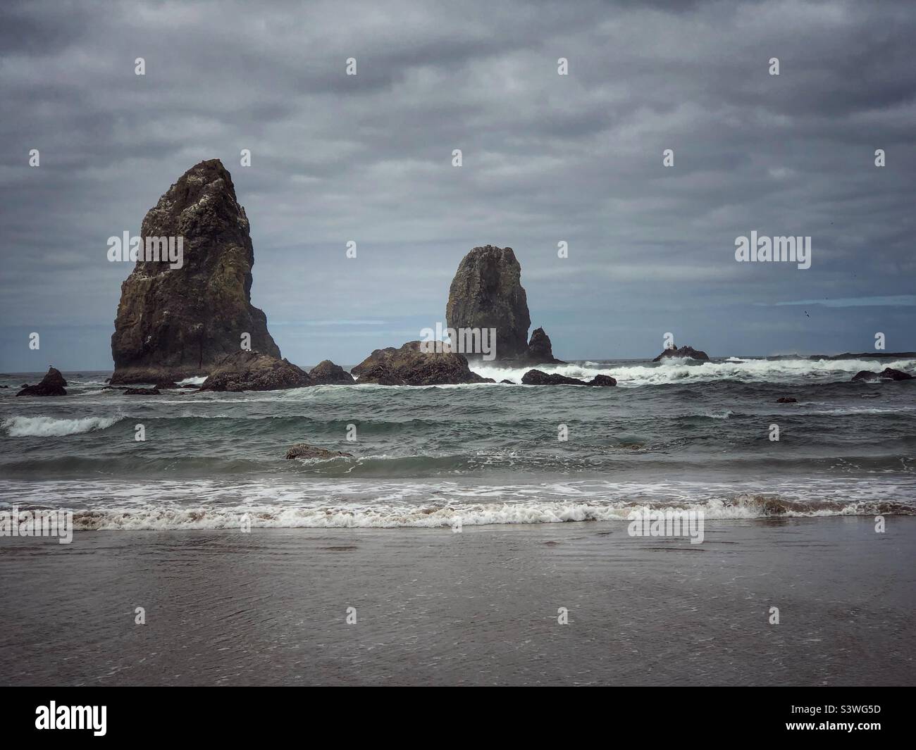 Les aiguilles - roches monolithiques adjacentes à Haystack Rock en juillet - Image de stock capturée avec un smartphone