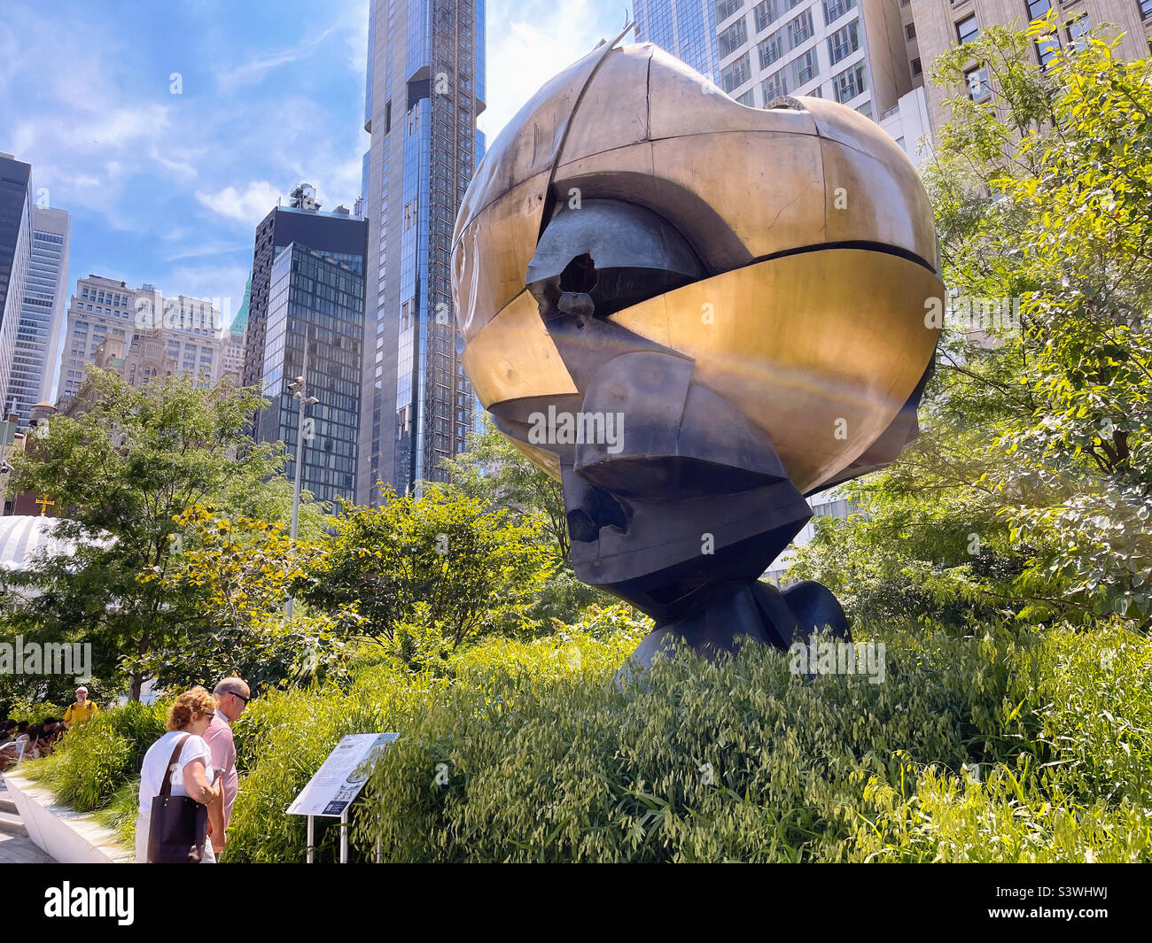 La sculpture de sphère a été sauvée des ruines de l'attentat contre le World Trade Center en 2001, New York, 2022, USA - Image de stock capturée avec un smartphone