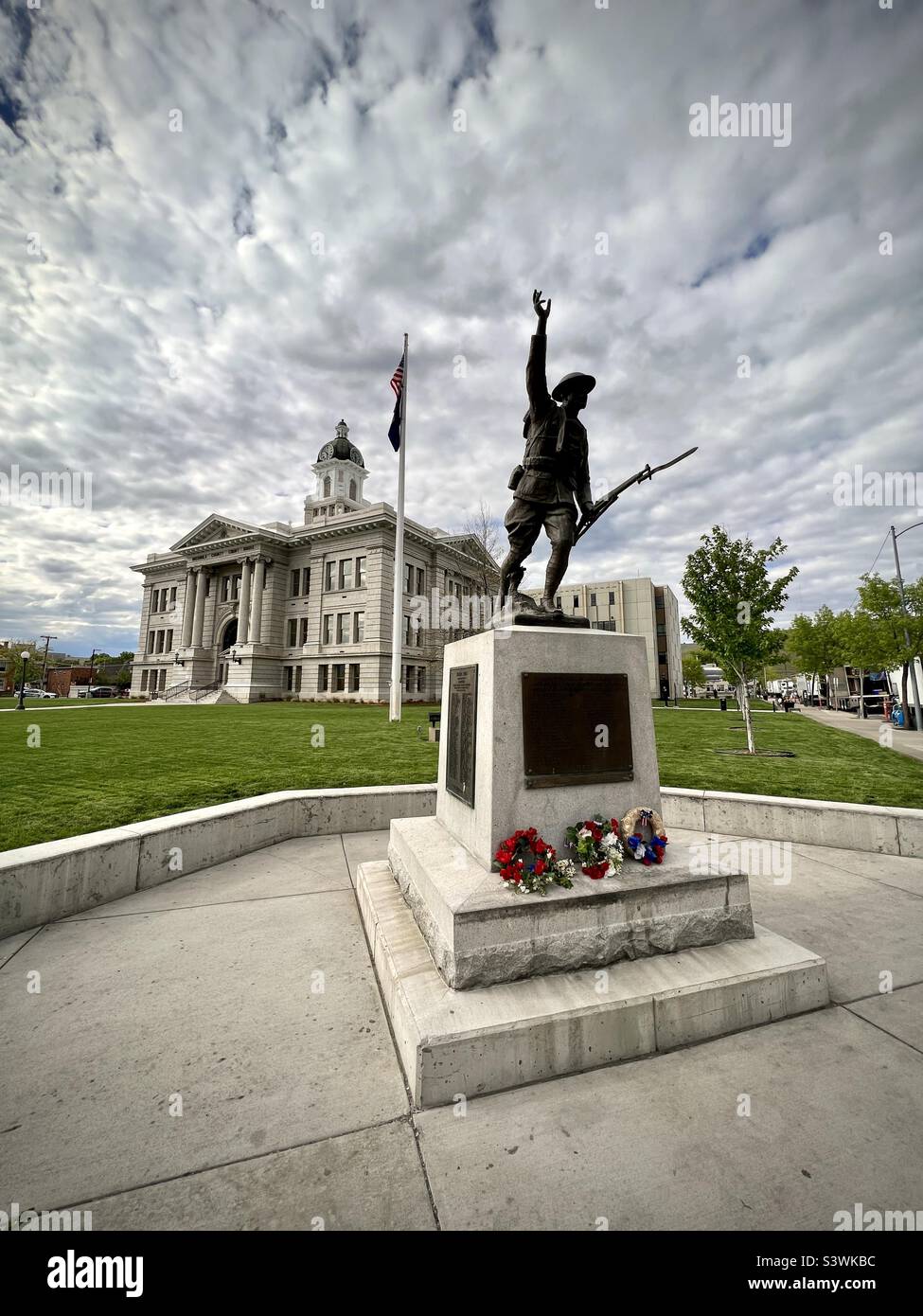 MISSOULA, MT, MAI 2022 : statue commémorative des soldats de la première Guerre mondiale à l'extérieur du palais de justice du comté de Missoula, au cœur du quartier de Missoula, au centre-ville Banque D'Images