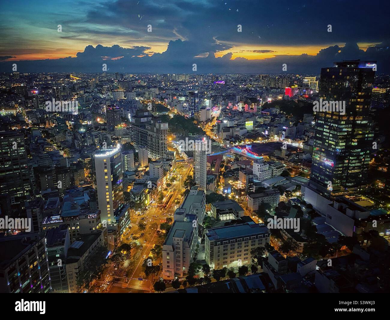 Paysage nocturne de Ho Chi Minh ville, Vietnam. - Image de stock capturée avec un smartphone