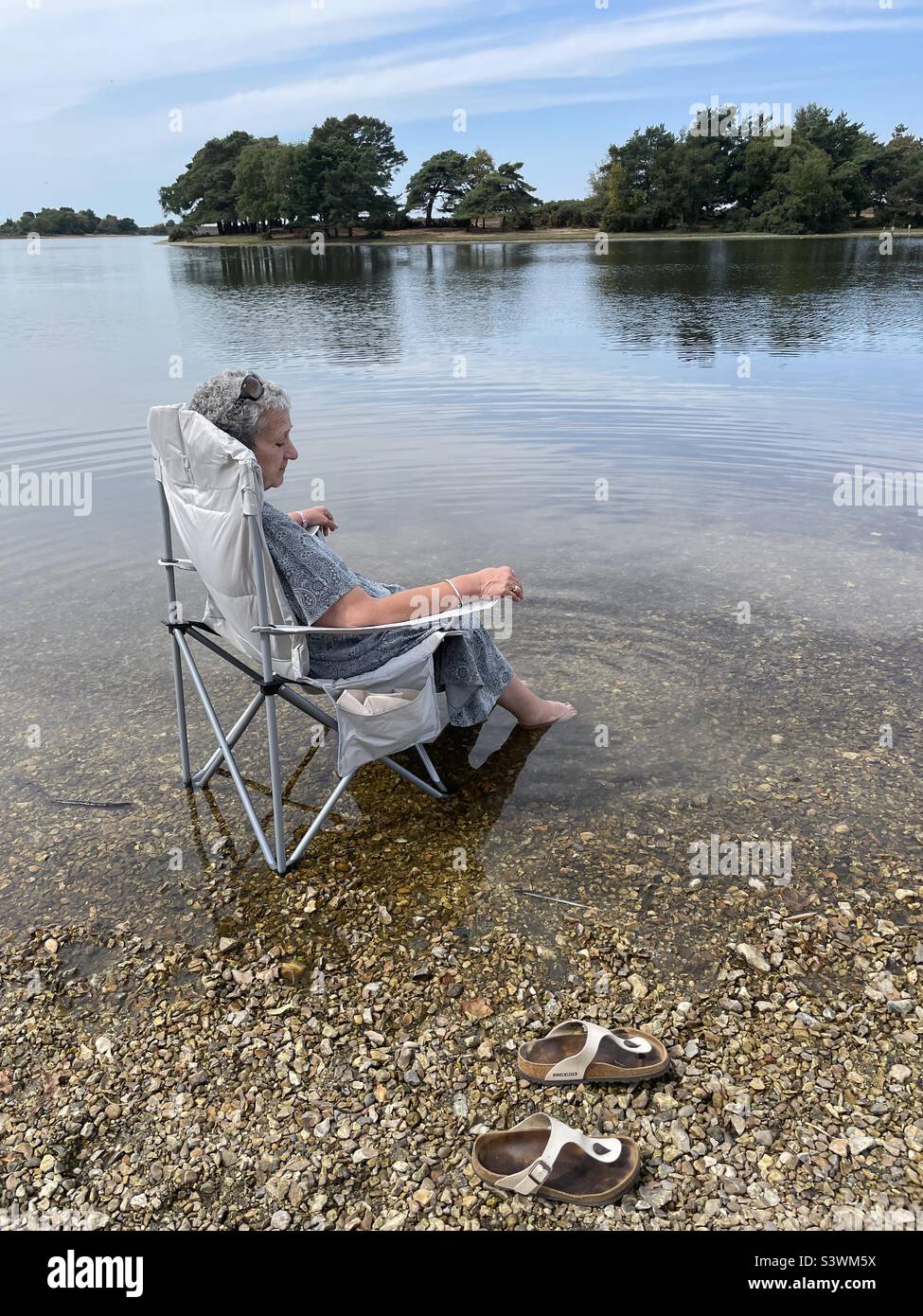 Profitez au maximum d'un été chaud avec une pagaie dans la Nouvelle forêt Banque D'Images