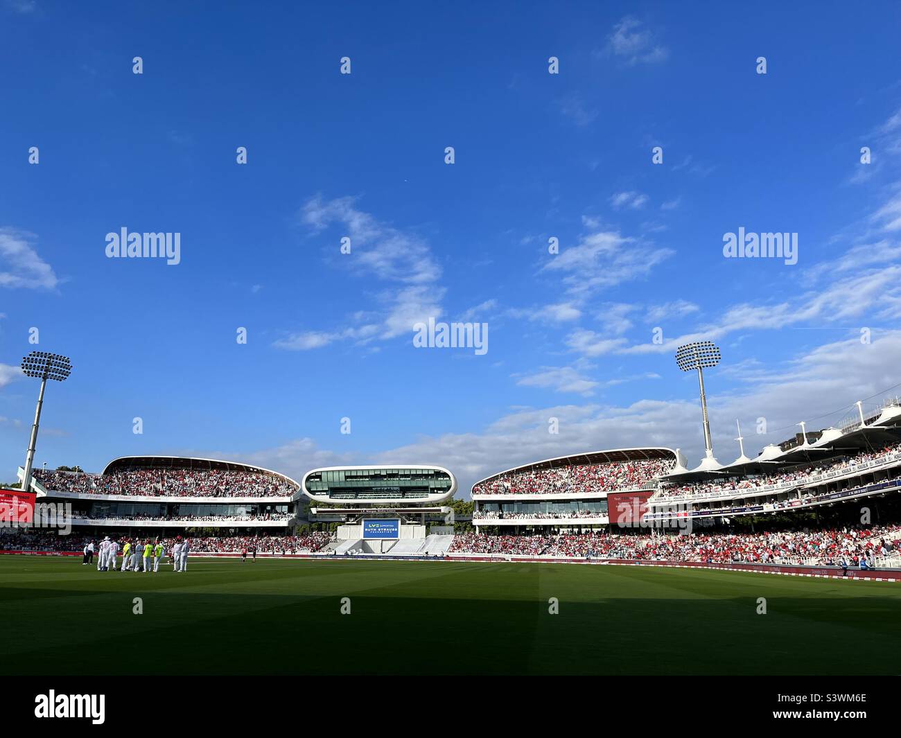 Une vision générale du terrain de cricket de Lord lors du premier match d’essai entre l’Angleterre et l’Afrique du Sud. Banque D'Images