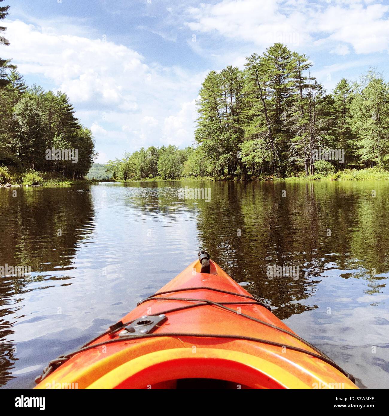 Kayak dans la rivière Contoocook à Hopkinton, New Hampshire. Banque D'Images