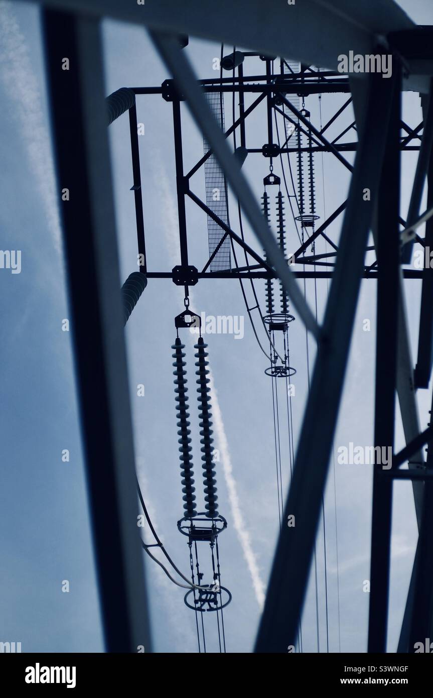 Isolants en céramique sur une tour hydro-électrique à usage intensif. Banque D'Images