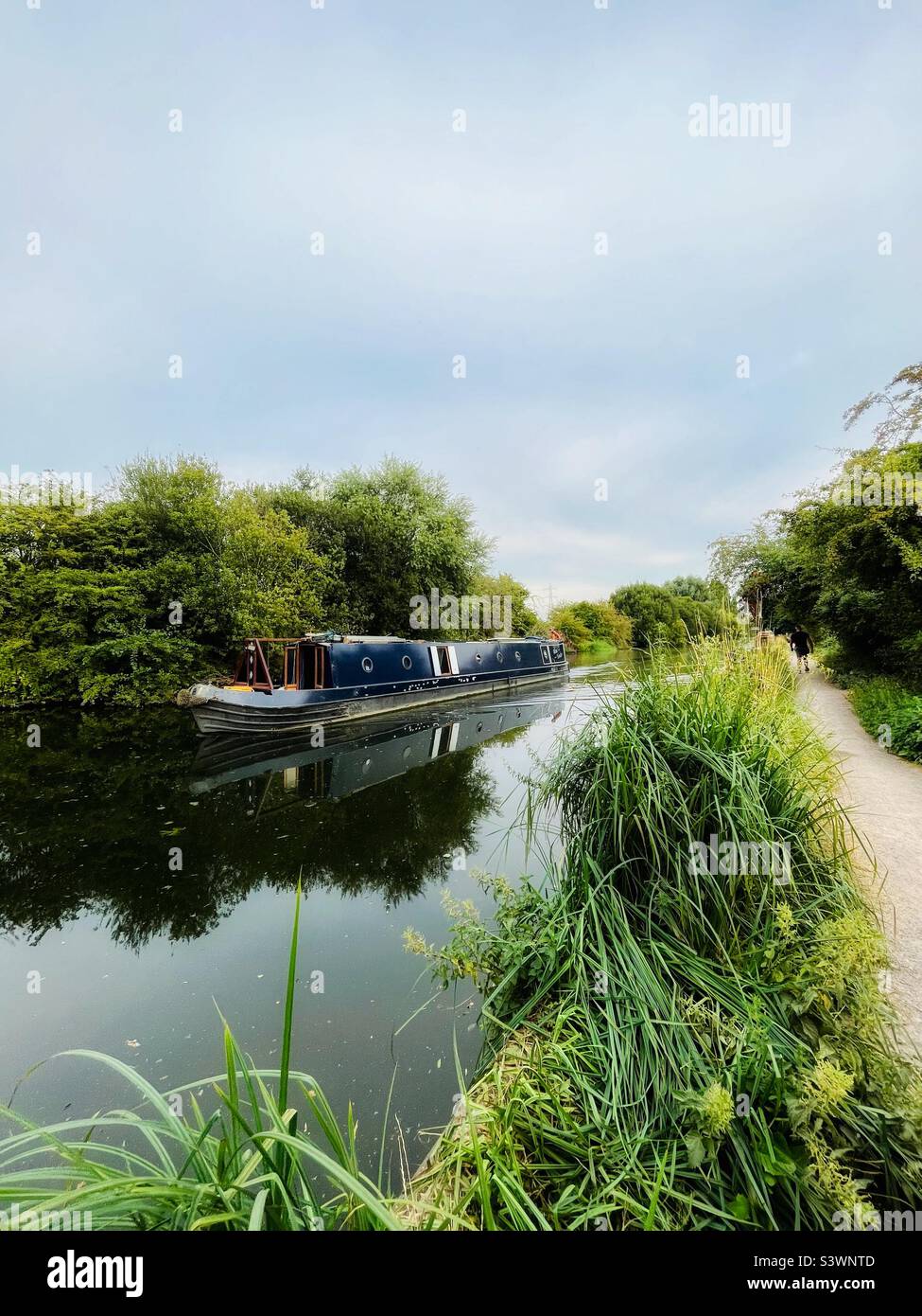 Bateau étroit naviguant sur la rivière Lee, Essex - Image de stock capturée avec un smartphone
