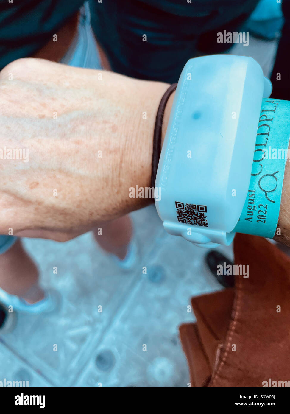 Bracelets de concert Banque de photographies et d'images à haute résolution  - Alamy