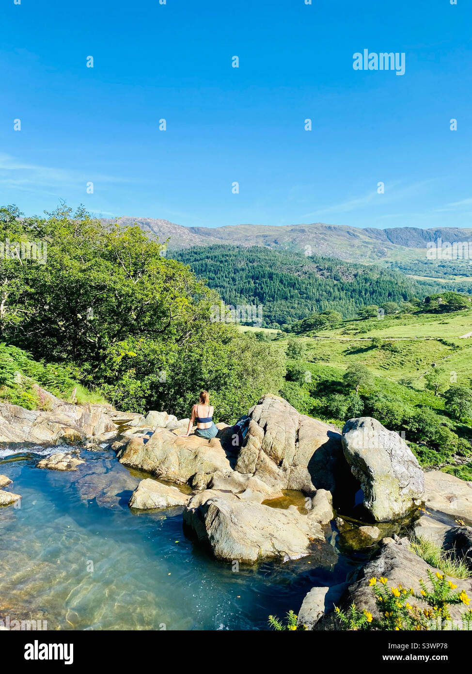 Admirez les vues à couper le souffle sur Snowdonia avec une piscine de roche depuis les chutes Afon CWN Llan. Banque D'Images