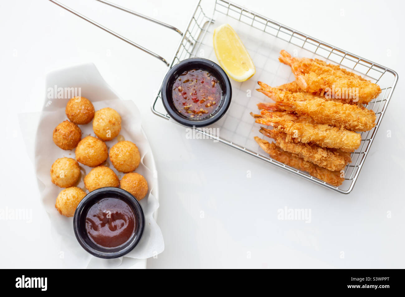 Délicieux entrées au bar, crevettes panées et petits pains au crabe Banque D'Images