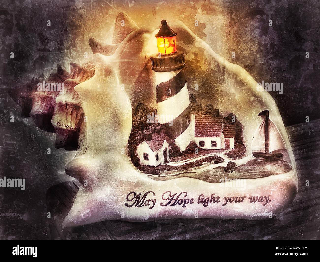 Un décor d'inspiration. Un port sûr entouré d'un bord de mer avec un phare brillant avec un message d'espoir, un souhait que l'espoir peut éclairer votre chemin. Banque D'Images