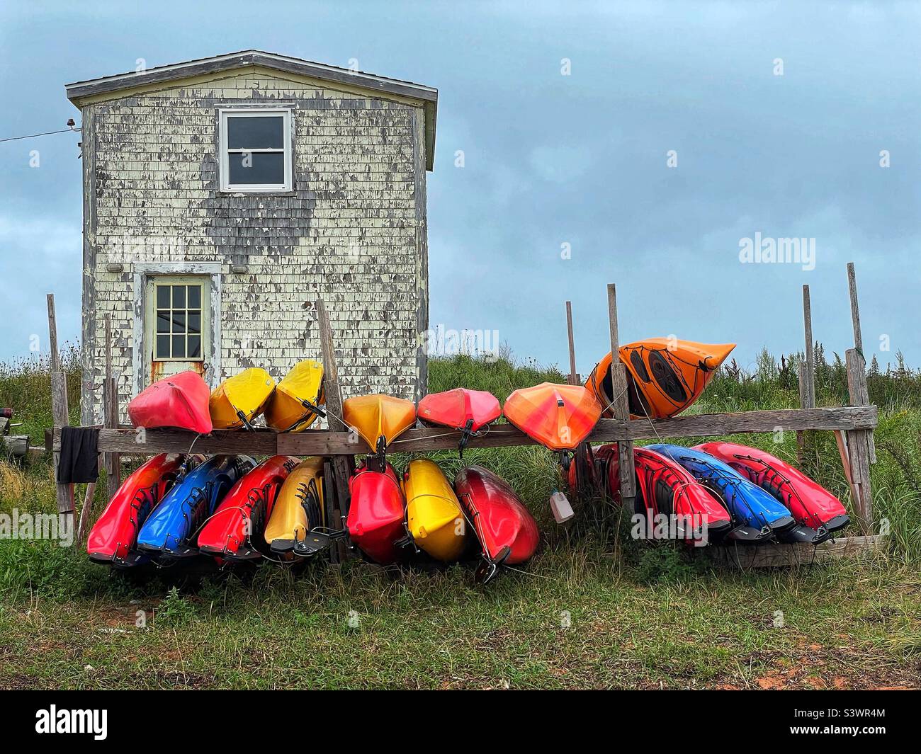 Kayaks colorés stockés dans un rack. - Image de stock capturée avec un smartphone