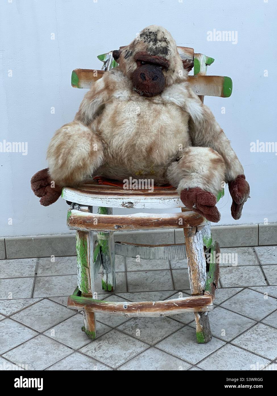 Old Orango peluche sur une chaise Banque D'Images
