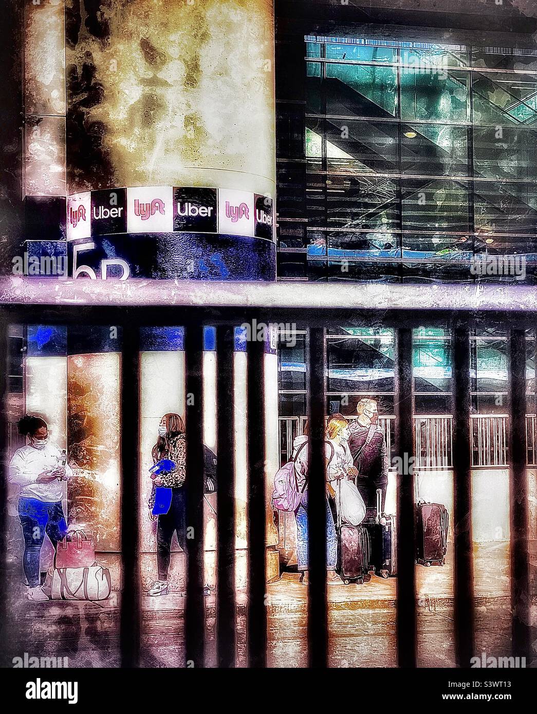 Les passagers des compagnies aériennes attendent dans la zone de prise en charge des taxis à l'aéroport international de Salt Lake City à Salt Lake City, Utah, États-Unis pendant les vacances de Thanksgiving. Banque D'Images