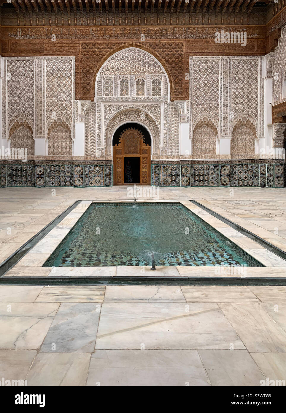 La cour principale et la piscine réfléchissante de la Madrasa Ben Youssef, autrefois la plus grande école islamique du Maroc, Marrakech, Maroc, Afrique du Nord. Banque D'Images