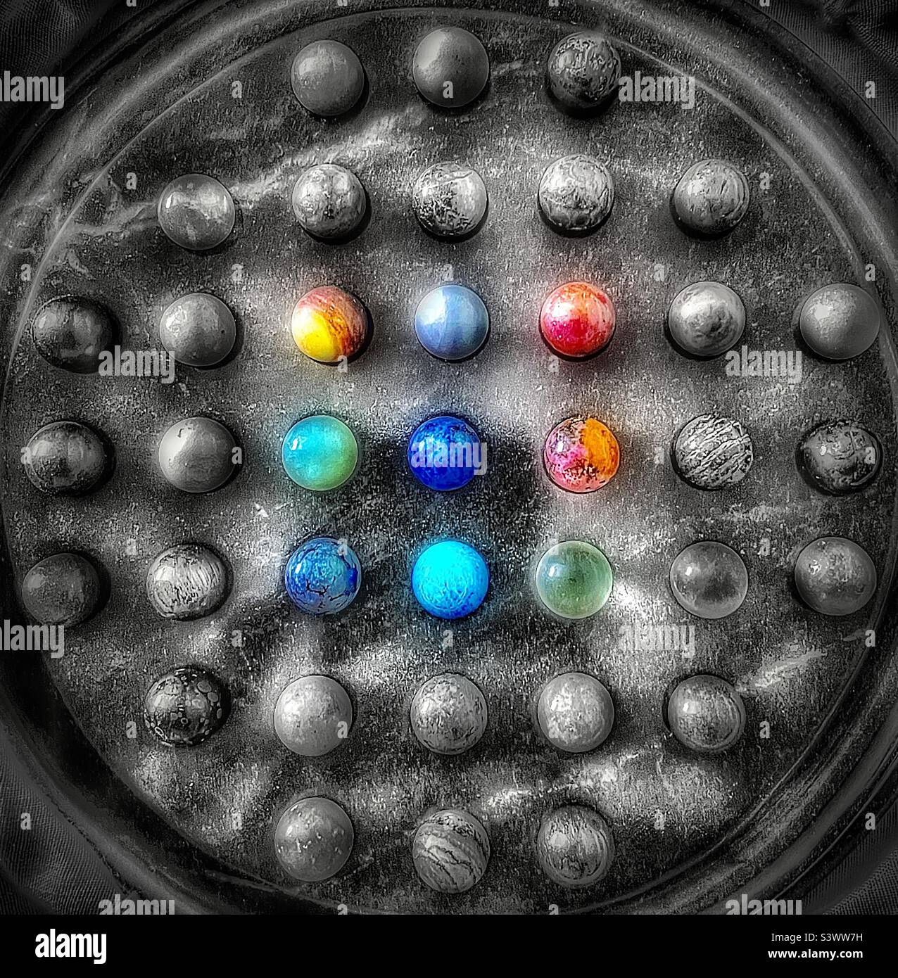 Vue de dessus d'un jeu de Checker chinois en onyx et autres pierres semi-précieuses. Les couleurs, les textures et le design symétrique font tous un art abstrait. - Image de stock capturée avec un smartphone