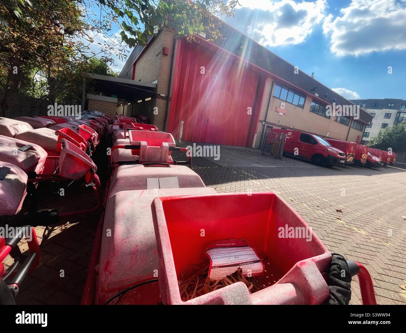Vider les abrows du Royal Mail à l'extérieur du bureau de livraison de Forest Hill le jour de la grève des postiers en août 2022. Banque D'Images