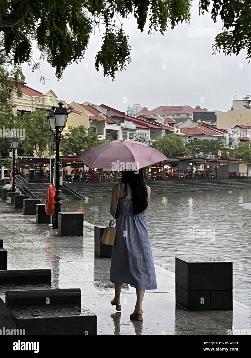 Une marche sous la pluie. Banque D'Images