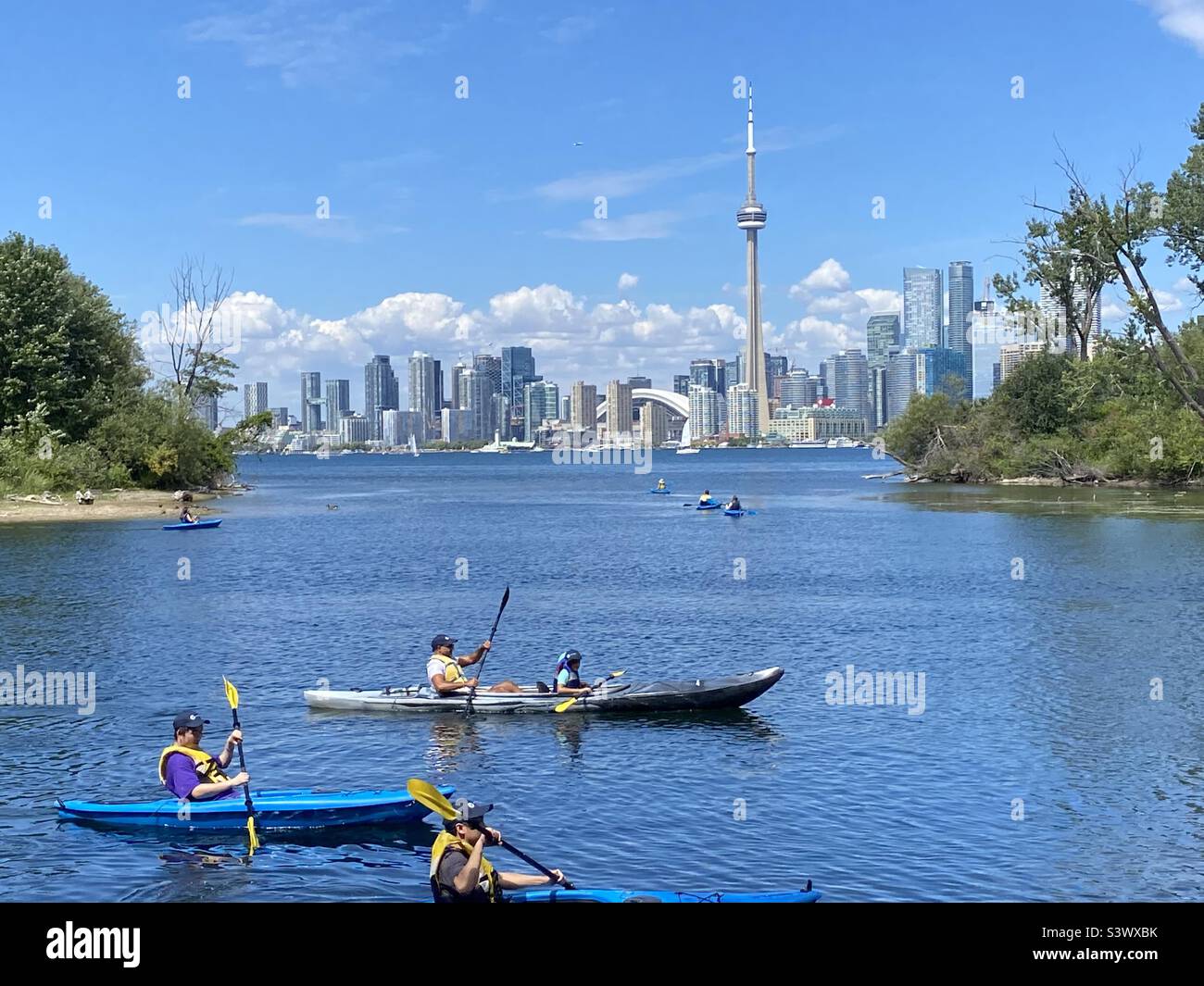 Faire du kayak avec les gratte-ciel de Toronto en arrière-plan Banque D'Images